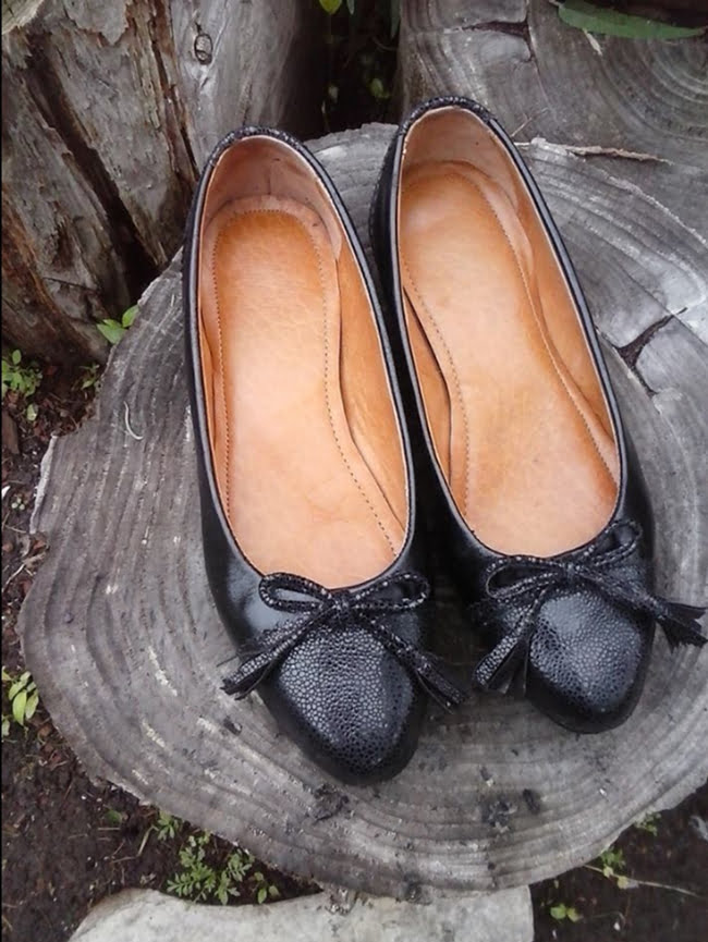 black flat ballet shoes