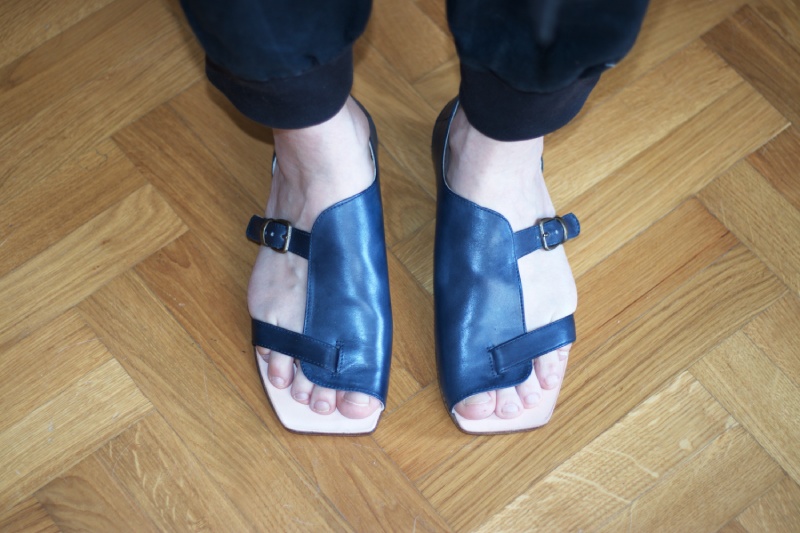 unisex (1) Unisex sandals on feet